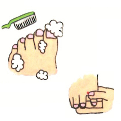 3.歯ブラシで指の間をあらう。洗いにくい時は指感を軽く押す。